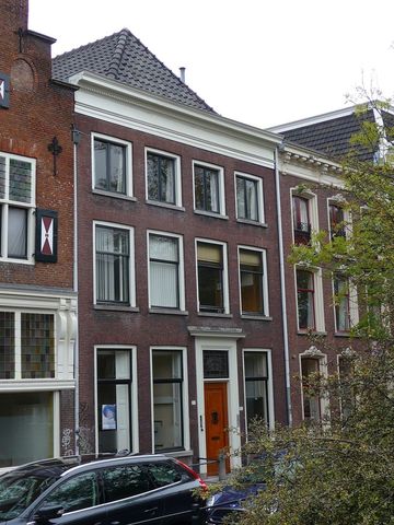 Pand met brede getande lijstgevel met schilddak