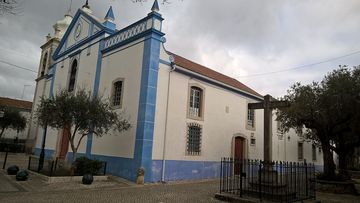 Igreja de Nossa Senhora da Misericórdia, matriz de Belas, incluindo o património móvel integrado e o adro